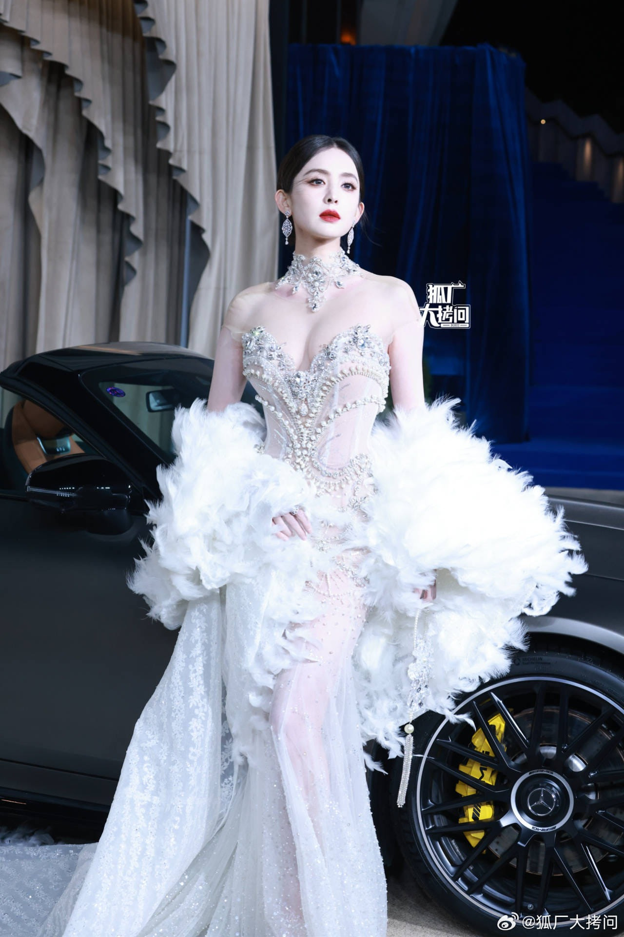 Tạo hình của cô khiến nhiều khán giả nhớ đến bộ cánh Địch Lệ Nhiệt Ba từng diện trước đây nhưng vẫn toát lên vẻ quý phái, gợi cảm riêng. Stylist thực hiện cho Cổ Lực Na Trát đêm nay từng hợp tác với Địch Lệ Nhiệt Ba. Tạo hình của cô khiến nhiều khán giả nhớ đến bộ cánh Địch Lệ Nhiệt Ba từng diện trước đây nhưng vẫn toát lên vẻ quý phái, gợi cảm riêng. Stylist thực hiện cho Cổ Lực Na Trát đêm nay từng hợp tác với Địch Lệ Nhiệt Ba.