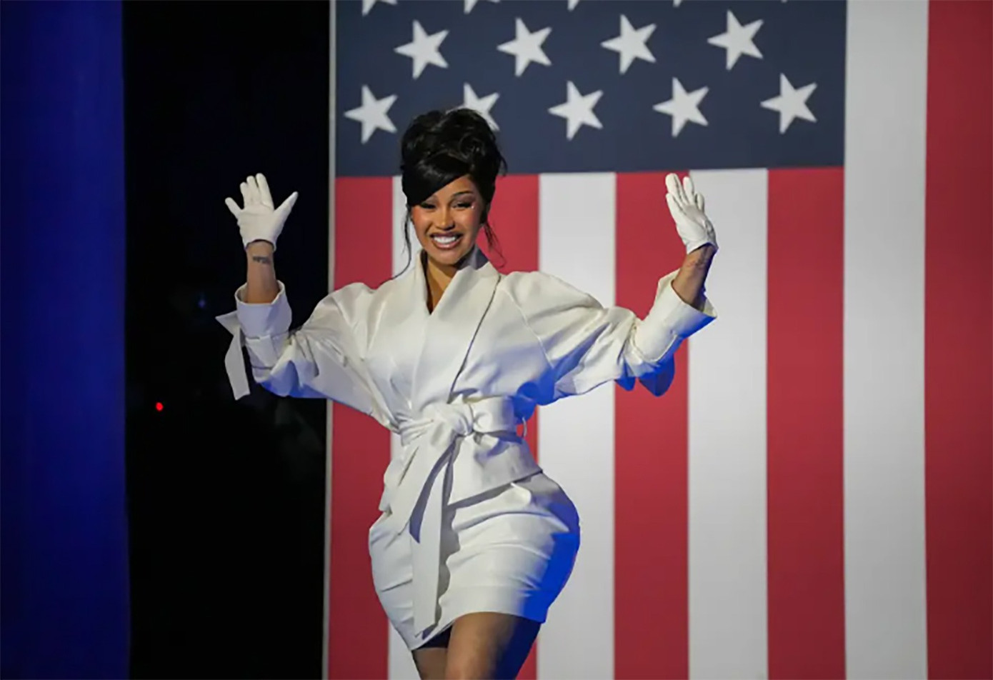 Cardi B phát biểu trước đám đông tại Trung tâm Triển lãm Hội chợ Tiểu bang Wisconsin, ủng hộ bà Harris. Cardi B phát biểu trước đám đông tại Trung tâm Triển lãm Hội chợ Tiểu bang Wisconsin, ủng hộ bà Harris.