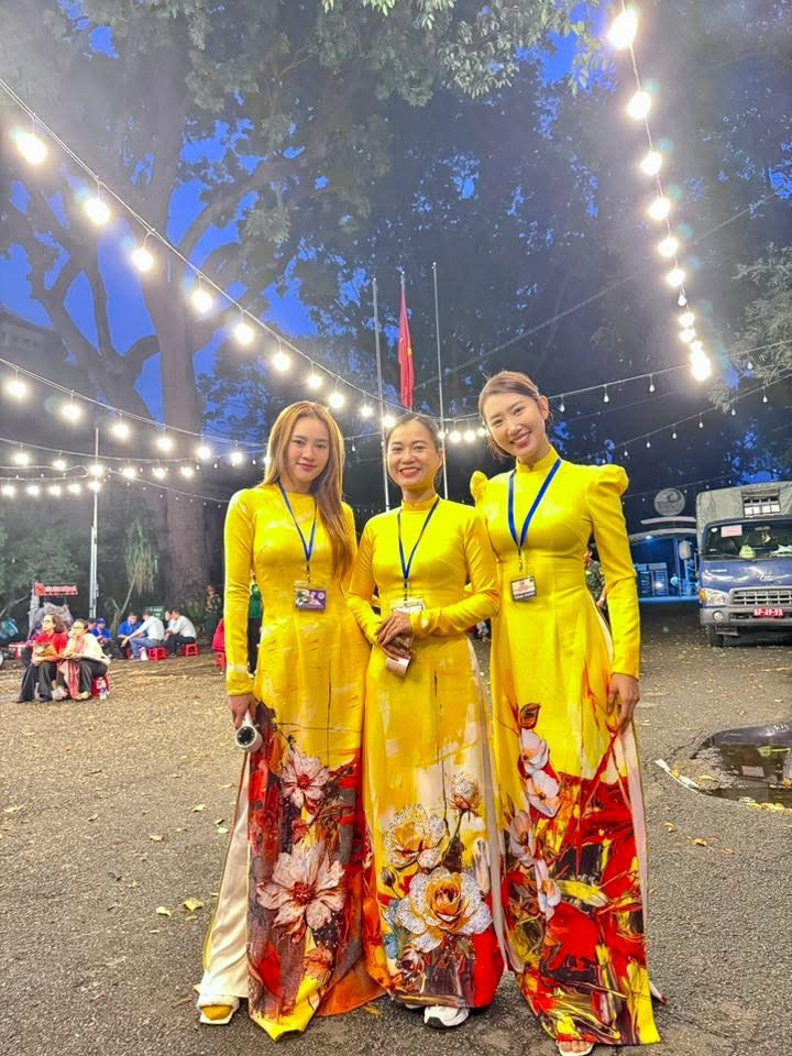 Ninh Dương Lan Ngọc cũng không giấu được sự háo hức. Cô đăng tải bức ảnh cùng đồng nghiệp trước giờ tổng duyệt, kèm lời nhắn: "Chào ngày mới", như một cách lan tỏa nguồn năng lượng tích cực. Ninh Dương Lan Ngọc cũng không giấu được sự háo hức. Cô đăng tải bức ảnh cùng đồng nghiệp trước giờ tổng duyệt, kèm lời nhắn: "Chào ngày mới", như một cách lan tỏa nguồn năng lượng tích cực.