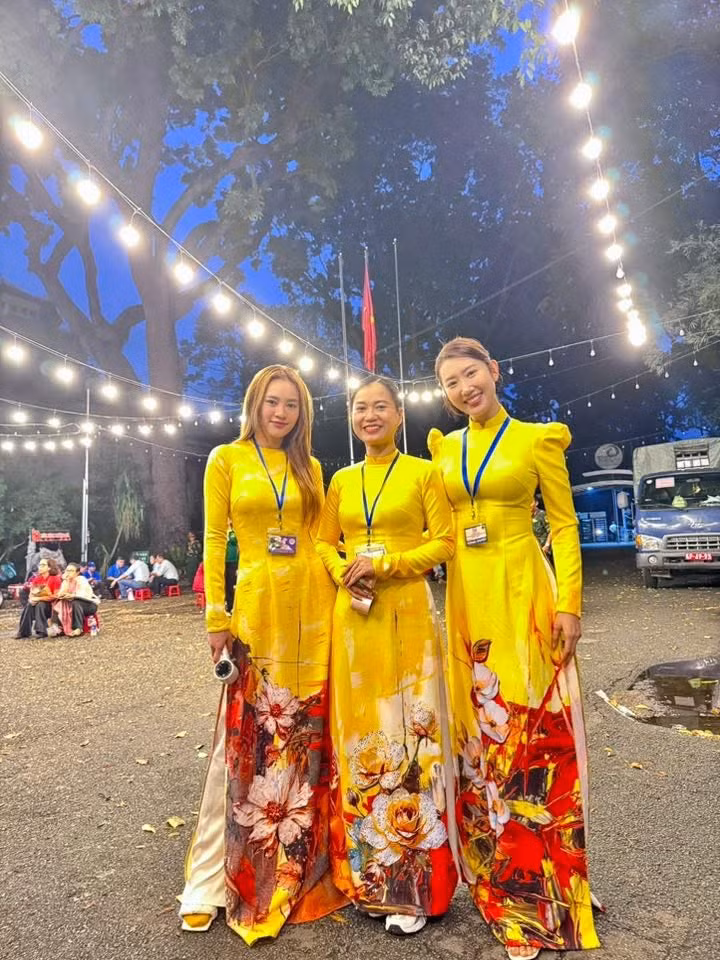 Ninh Dương Lan Ngọc cũng không giấu được sự háo hức. Cô đăng tải bức ảnh cùng đồng nghiệp trước giờ tổng duyệt, kèm lời nhắn: "Chào ngày mới", như một cách lan tỏa nguồn năng lượng tích cực. Ninh Dương Lan Ngọc cũng không giấu được sự háo hức. Cô đăng tải bức ảnh cùng đồng nghiệp trước giờ tổng duyệt, kèm lời nhắn: "Chào ngày mới", như một cách lan tỏa nguồn năng lượng tích cực.