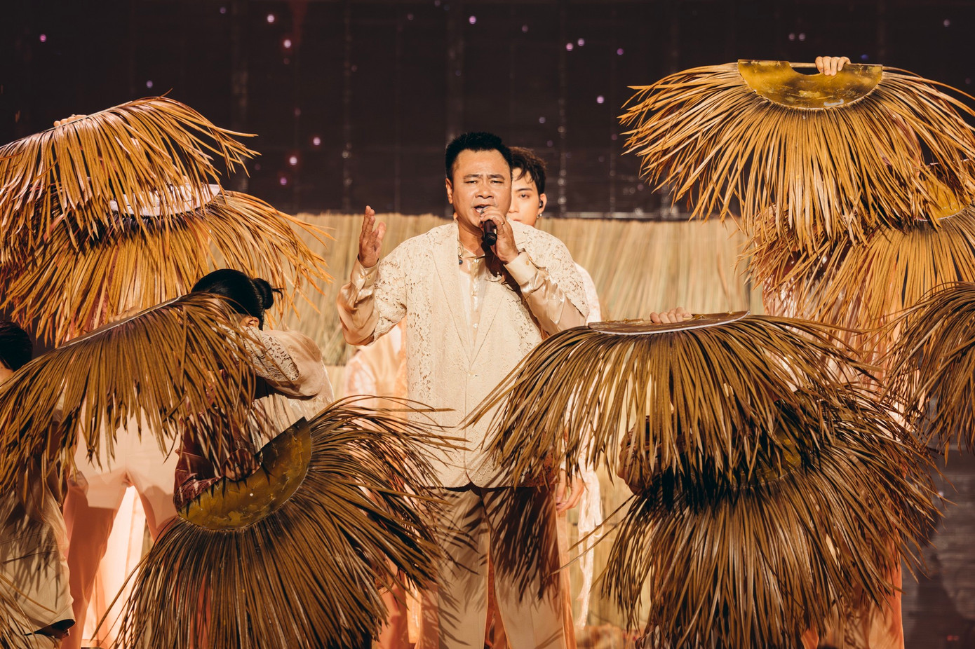 S.T Sơn Thạch đảm nhiệm dựng sân khấu.