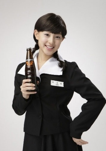 Kim Ji Won có sự thay đổi sau khi ra mắt, tuy nhiên vẫn giữ được nét thanh thuần. Năm 19 tuổi, cô gây sốt khi làm mẫu đóng quảng cáo cho nhãn hiệu soda. Kim Ji Won có sự thay đổi sau khi ra mắt, tuy nhiên vẫn giữ được nét thanh thuần. Năm 19 tuổi, cô gây sốt khi làm mẫu đóng quảng cáo cho nhãn hiệu soda.