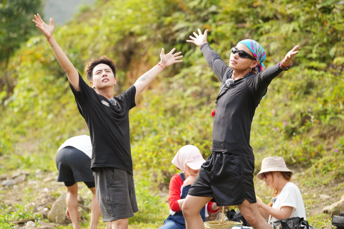 Duy Khánh (trái) và Jun Phạm trong tập ở Bản Liền show Gia đình Haha. Ảnh: NSX.