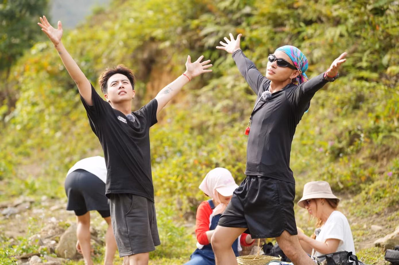 Duy Khánh (trái) và Jun Phạm trong tập ở Bản Liền show Gia đình Haha. Ảnh: NSX.