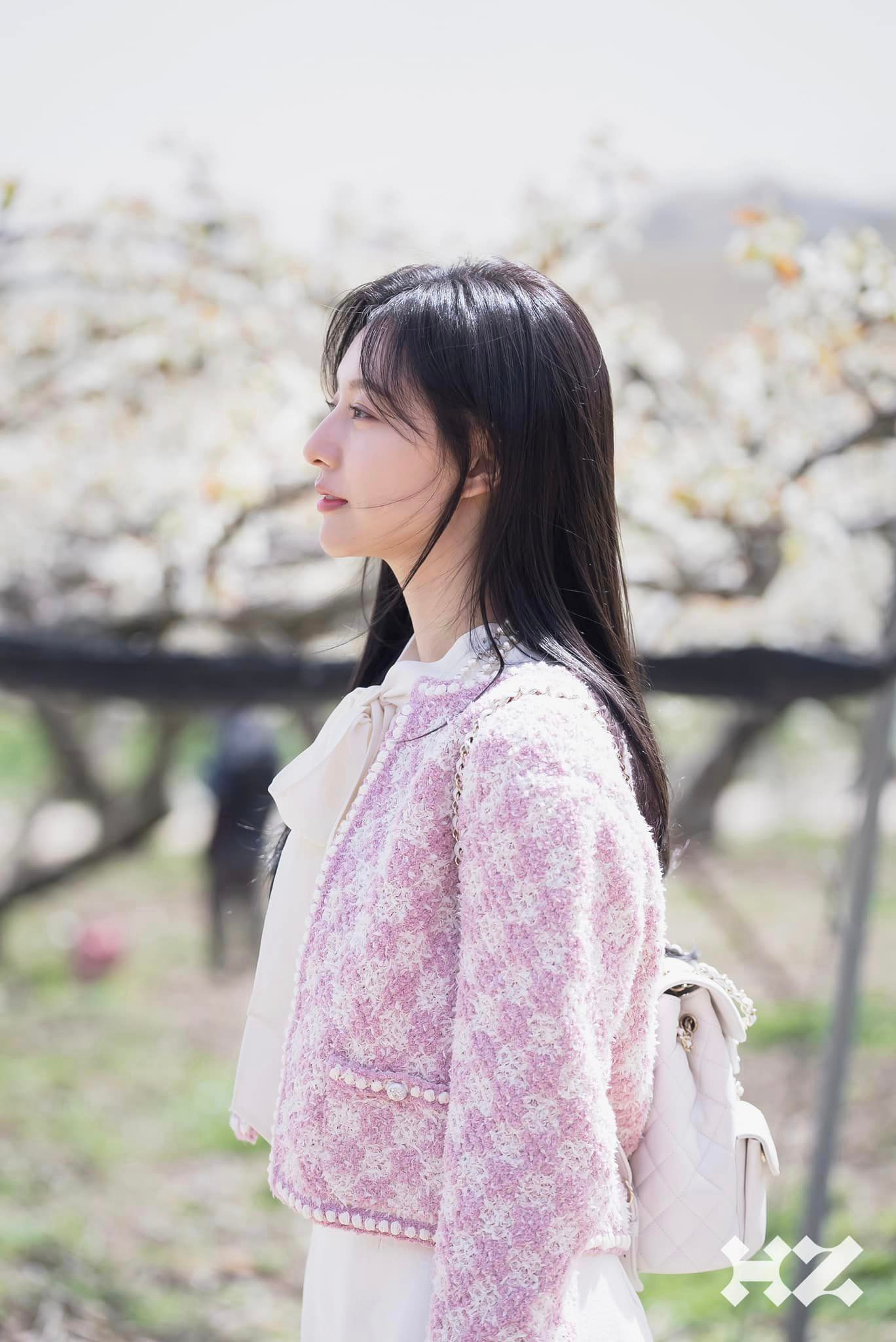 Hyun Woo (Kim Soo Hyun) gọi đây là &quot;bộ trang phục mà bà anh sẽ mặc&quot;, nam chính không biết rằng chiếc áo khoác vải tweed của Hae In thuộc hãng thời trang xa xỉ Chanel.