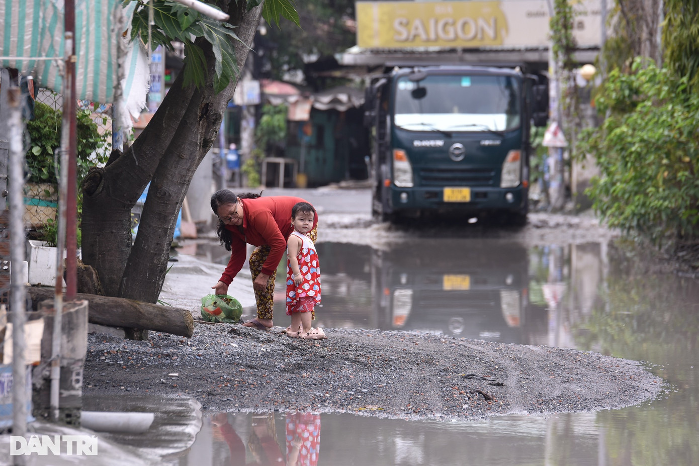 ''Đường ngập suốt nửa năm nay nhưng nước vẫn còn ứ đọng, bà con khu vực này khổ lắm. Đi lại thì khó khăn, người dân có làm được gì đâu, trẻ con không có sân chơi sạch sẽ toàn ở trong nhà'', bà T.T nói.