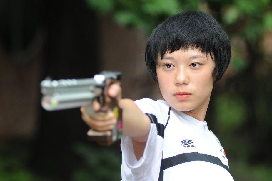 Liên đoàn bắn súng Hàn Quốc mới đây cung cấp nhiều bức ảnh thời Ye Ji mới luyện tập, từ năm 2010. Khi những bức ảnh thời trung học lan truyền, người Hàn Quốc bình luận rằng Kim Ye Ji "chắc hẳn đã rất nổi tiếng" vào thời điểm đó, đồng ý rằng cô sinh ra để trở thành ngôi sao. Liên đoàn bắn súng Hàn Quốc mới đây cung cấp nhiều bức ảnh thời Ye Ji mới luyện tập, từ năm 2010. Khi những bức ảnh thời trung học lan truyền, người Hàn Quốc bình luận rằng Kim Ye Ji "chắc hẳn đã rất nổi tiếng" vào thời điểm đó, đồng ý rằng cô sinh ra để trở thành ngôi sao.