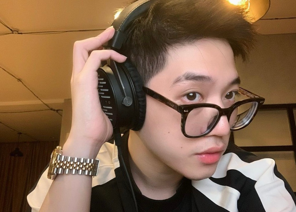 Nhà sản xuất âm nhạc Kewtiie chuyển tài khoản về chế độ riêng tư sau khi đăng tải nhiều bài viết gây tranh luận. Nhà sản xuất âm nhạc Kewtiie chuyển tài khoản về chế độ riêng tư sau khi đăng tải nhiều bài viết gây tranh luận.