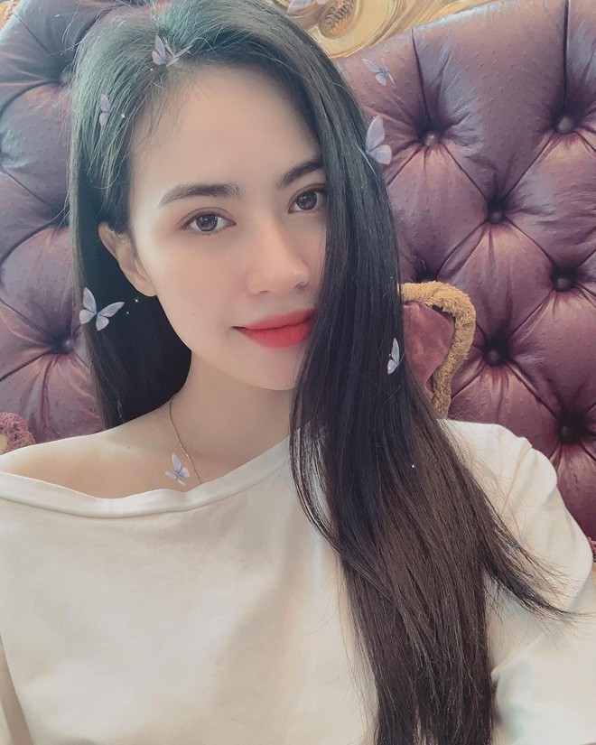 Không ít người soi ra Thảo Mi nhiều lần xuất hiện cùng địa điểm với Quang Hải và đưa ra bằng chứng cả hai có tình ý với nhau. Dưới bài đăng, nhiều người gọi Thảo Mi là “bạn gái Quang Hải” và thậm chí tag tên Nhật Lê vào hình ảnh của cô gái này. Thảo Mi hơn Quang Hải 2 tuổi, làm kinh doanh spa. Tuy nhiên tin đồn này chỉ rầm rộ một thời gian và nhanh chóng lắng xuống. Không ít người soi ra Thảo Mi nhiều lần xuất hiện cùng địa điểm với Quang Hải và đưa ra bằng chứng cả hai có tình ý với nhau. Dưới bài đăng, nhiều người gọi Thảo Mi là “bạn gái Quang Hải” và thậm chí tag tên Nhật Lê vào hình ảnh của cô gái này. Thảo Mi hơn Quang Hải 2 tuổi, làm kinh doanh spa. Tuy nhiên tin đồn này chỉ rầm rộ một thời gian và nhanh chóng lắng xuống.