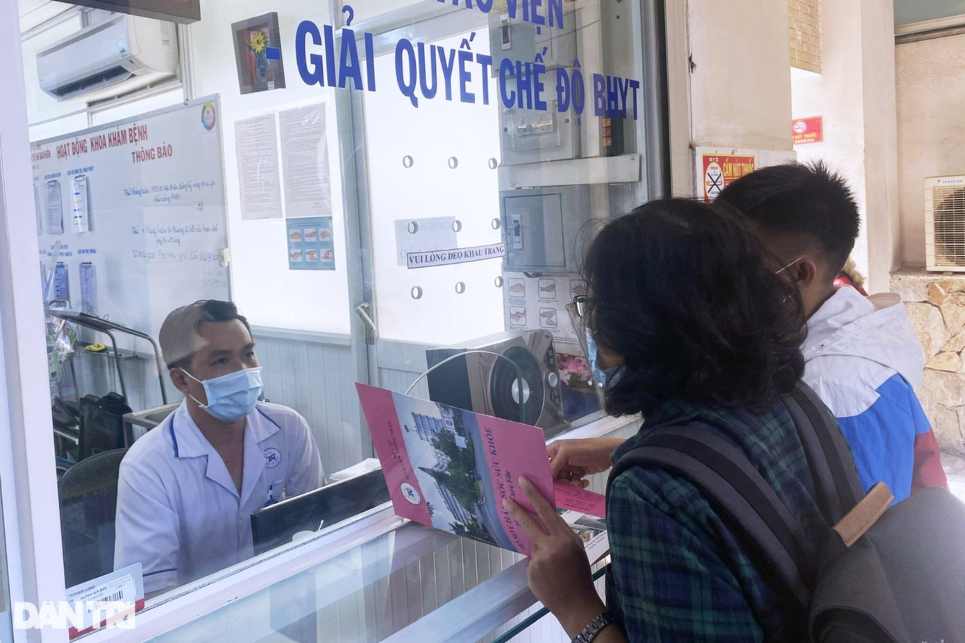 Phải xác định căn cứ mới để tính mức đóng BHYT (Ảnh minh họa: Hoàng Lê).