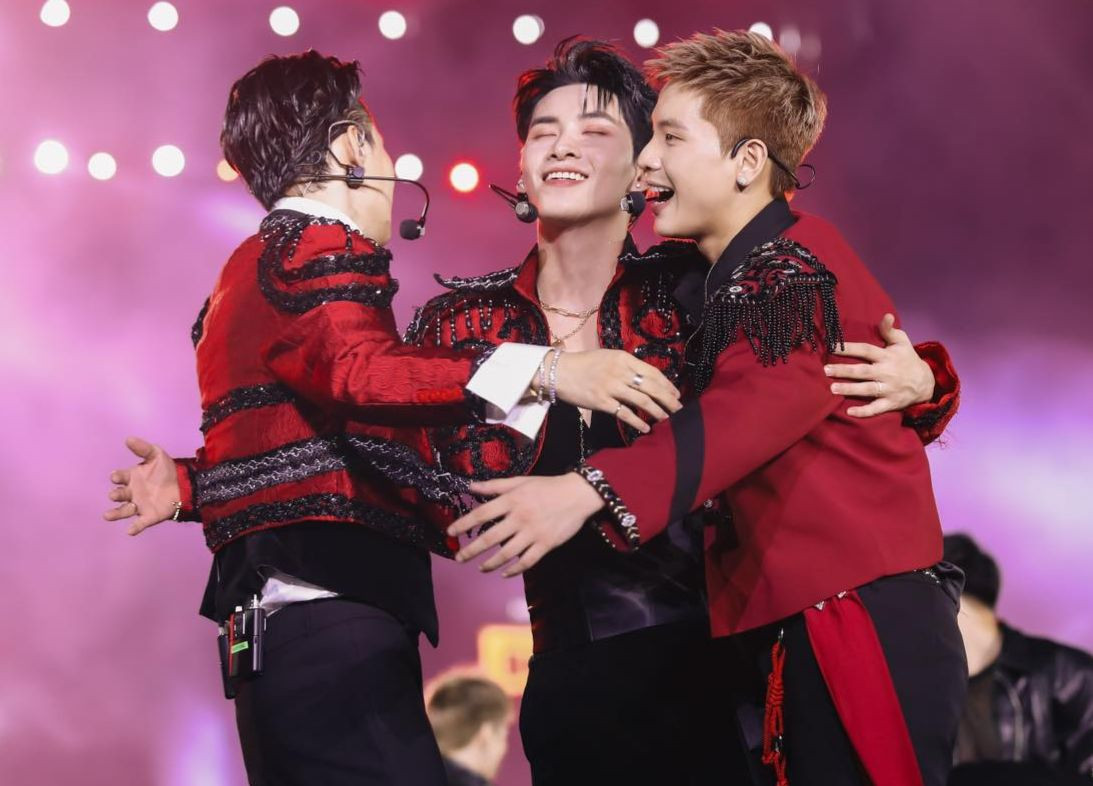 Ca khúc Đầu đội sừng của Quân A.P, Hurrykng, Hùng Huỳnh lần đầu được trình diễn ở concert. Ca khúc Đầu đội sừng của Quân A.P, Hurrykng, Hùng Huỳnh lần đầu được trình diễn ở concert.