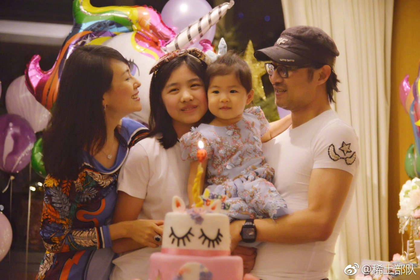 Gia đình cặp sao thường chia sẻ những hình ảnh hạnh phúc trên trang cá nhân trước khi ly hôn. Gia đình cặp sao thường chia sẻ những hình ảnh hạnh phúc trên trang cá nhân trước khi ly hôn.