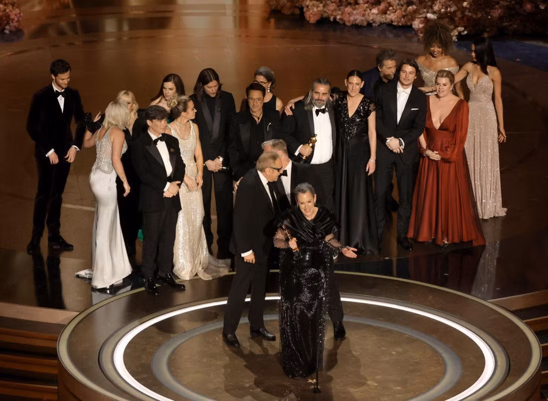 Ê kíp của Oppenheimer lên sân khấu để ăn mừng chiến thắng tại Oscar 2024 với 7 tượng vàng. Ảnh: Getty.