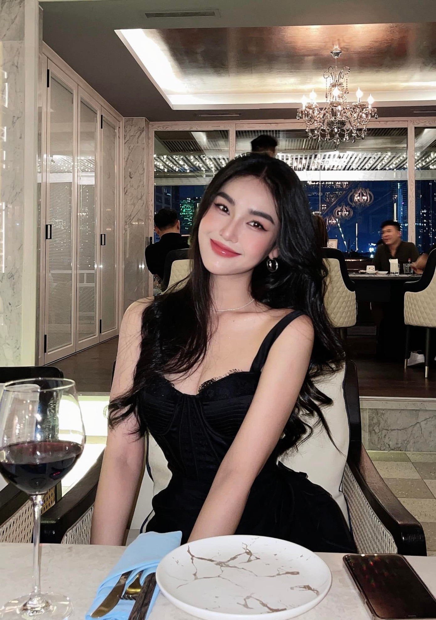 Những bộ trang phục mang tông tối màu là lựa chọn thường thấy cho set đồ của nữ diễn viên Chúng ta của 8 năm sau. Những bộ trang phục mang tông tối màu là lựa chọn thường thấy cho set đồ của nữ diễn viên Chúng ta của 8 năm sau.