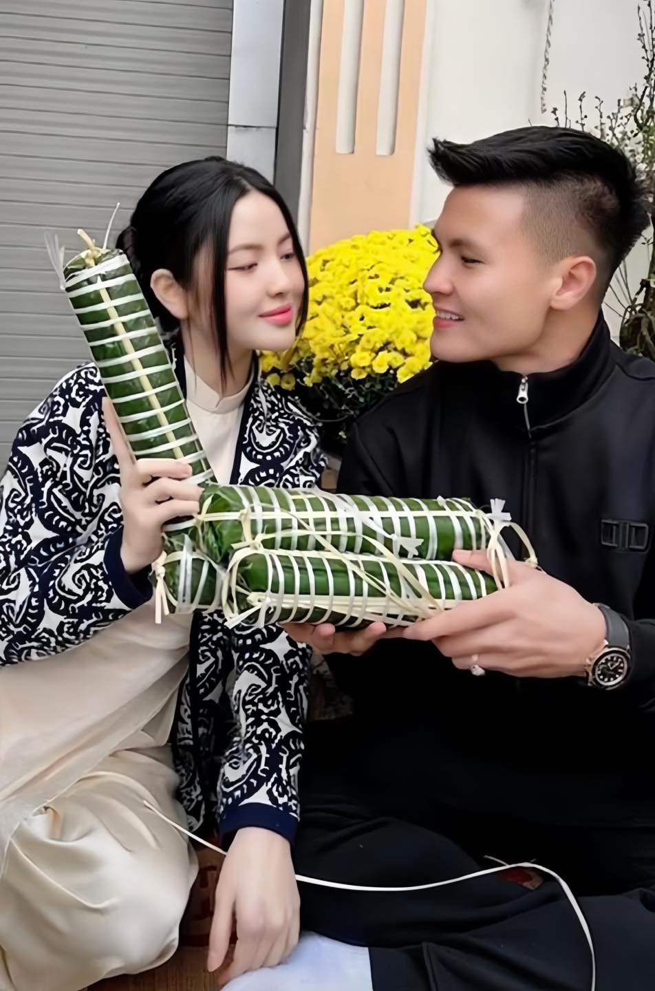 Tết sum vầy của Quang Hải - Chu Thanh Huyền. Vợ chồng cầu thủ cùng bố mẹ và anh chị gói bánh chưng ăn Tết.