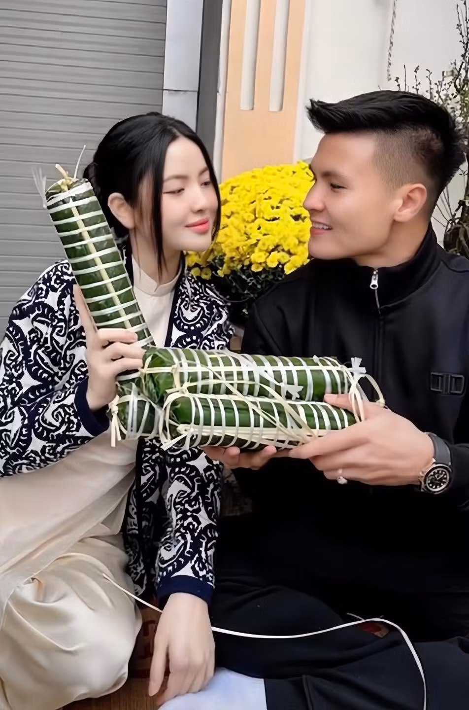 Tết sum vầy của Quang Hải - Chu Thanh Huyền. Vợ chồng cầu thủ cùng bố mẹ và anh chị gói bánh chưng ăn Tết. Tết sum vầy của Quang Hải - Chu Thanh Huyền. Vợ chồng cầu thủ cùng bố mẹ và anh chị gói bánh chưng ăn Tết.