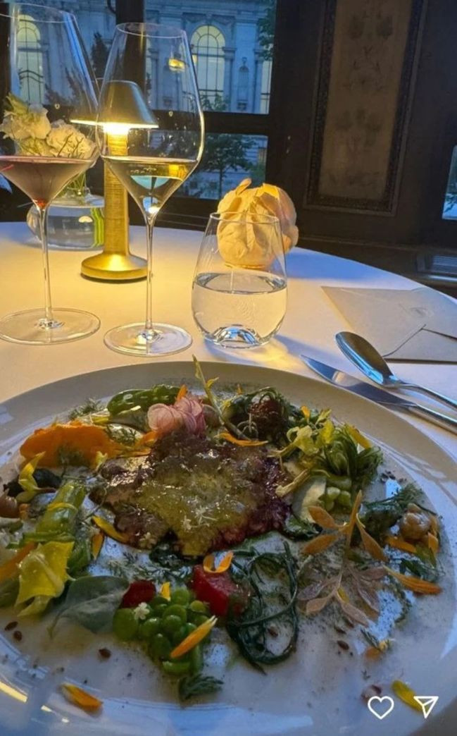 Lisa được bắt gặp dùng bữa tại nhà hàng ba sao Michelin ở Paris (Pháp) cùng bạn trai Frédéric Arnault. Lisa được bắt gặp dùng bữa tại nhà hàng ba sao Michelin ở Paris (Pháp) cùng bạn trai Frédéric Arnault.