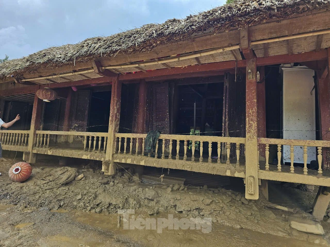 Một phần của những căn nhà bị lũ quét &quot;vò nát&quot; còn sót lại. Ảnh: Hân Nguyễn.