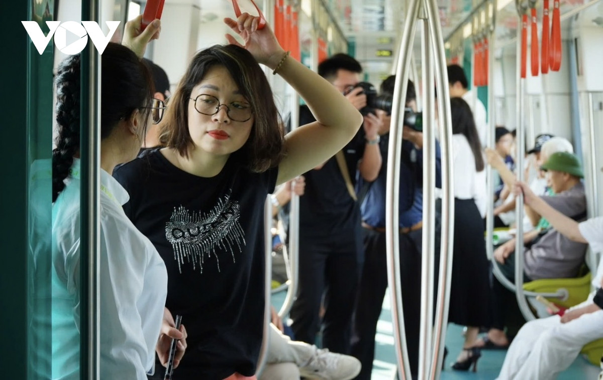 Tuyến Metro Nhổn - ga Hà Nội vừa đưa vào vận hành đã thu hút hành khách. Tuyến Metro Nhổn - ga Hà Nội vừa đưa vào vận hành đã thu hút hành khách.