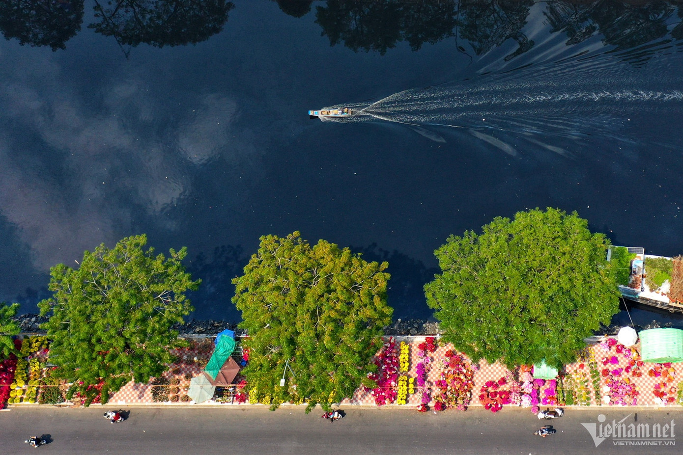 Chợ hoa Tết trên bến Bình Đông họp ven kênh Tàu Hủ - Bến Nghé, quận 8. Những ngày qua, ghe thuyền chở hoa từ các tỉnh miền Tây như Bến Tre, Đồng Tháp, Tiền Giang lần lượt cập bờ... Các mặt hàng chủ yếu là hoa, cây kiểng dùng để trang trí ngày Tết.
