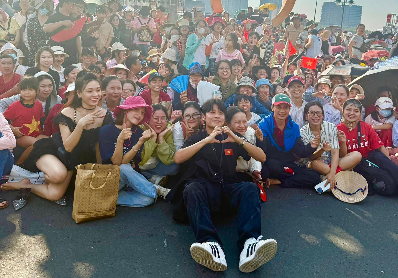 Nhạc sĩ Nguyễn Văn Chung chụp hình cùng khán giả. Nhạc sĩ Nguyễn Văn Chung chụp hình cùng khán giả.