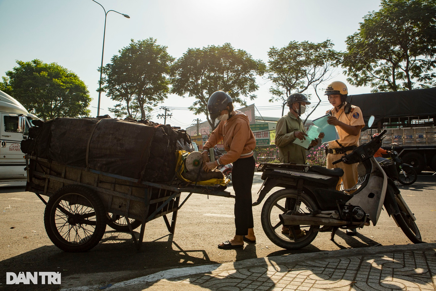Sau gần 1 giờ thực hiện chuyên đề, tổ công tác đã phát hiện, xử lý nhiều phương tiện vi phạm. Sau gần 1 giờ thực hiện chuyên đề, tổ công tác đã phát hiện, xử lý nhiều phương tiện vi phạm.
