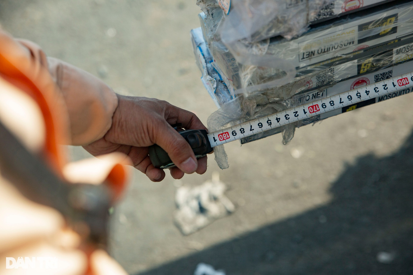 Khoảng 8h30, tổ công tác phát hiện anh P.N.T. (tỉnh Bình Dương) điều khiển xe ba gác chạy trên quốc lộ 1A (hướng TP Thủ Đức đi quận 12) chở theo nhiều ống tôn có dấu hiệu vượt quá kích thước nên yêu cầu dừng phương tiện kiểm tra. Qua kiểm tra, CSGT phát hiện phương tiện này chở hàng vượt quá kích thước theo quy định. Cụ thể, chở hàng vượt quá phía sau giá đèo hàng 0,5m. Khoảng 8h30, tổ công tác phát hiện anh P.N.T. (tỉnh Bình Dương) điều khiển xe ba gác chạy trên quốc lộ 1A (hướng TP Thủ Đức đi quận 12) chở theo nhiều ống tôn có dấu hiệu vượt quá kích thước nên yêu cầu dừng phương tiện kiểm tra. Qua kiểm tra, CSGT phát hiện phương tiện này chở hàng vượt quá kích thước theo quy định. Cụ thể, chở hàng vượt quá phía sau giá đèo hàng 0,5m.