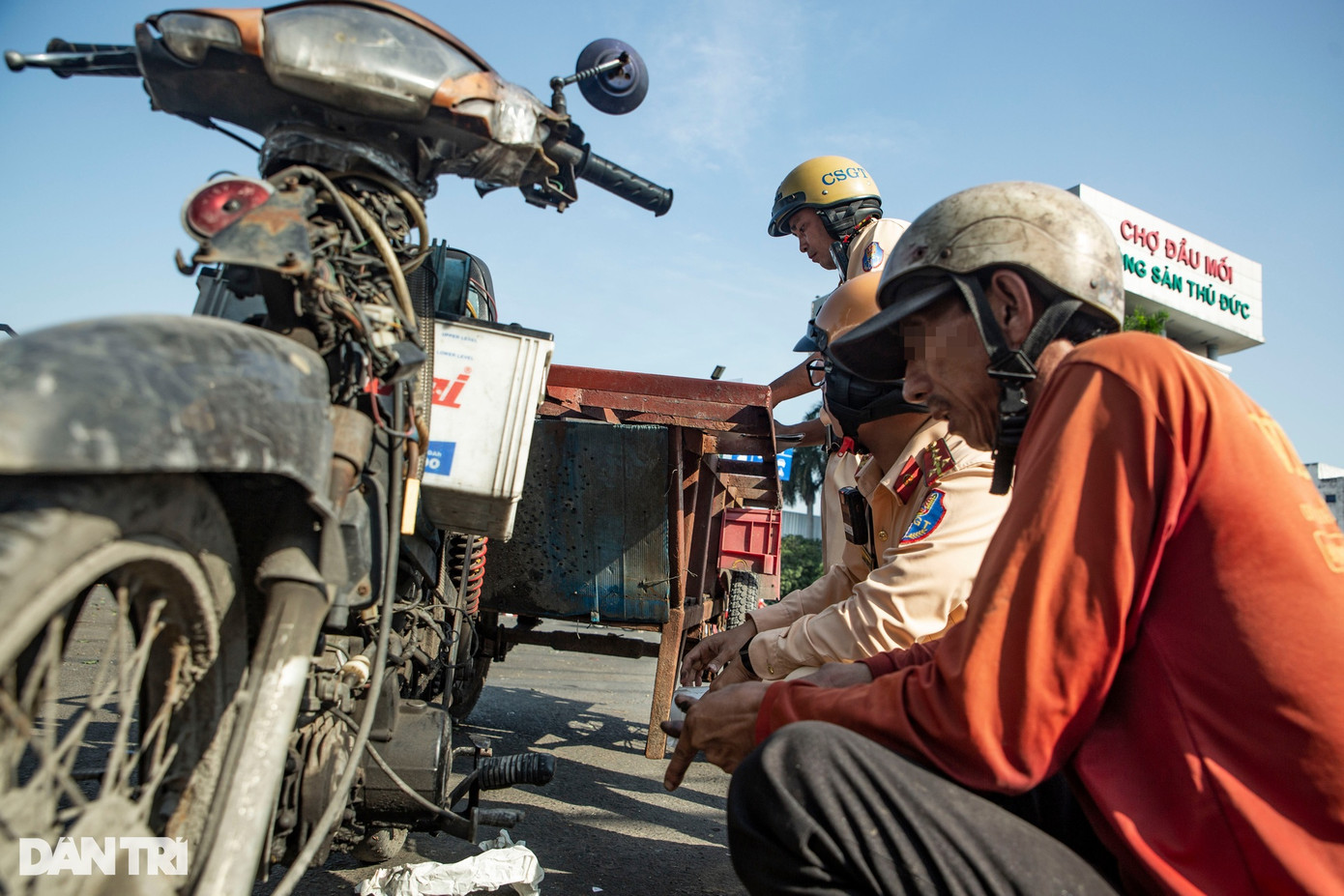 Ông H. cho biết, ông làm nghề bán hải sản trong chợ đầu mối Nông sản Thủ Đức, xe này ông mua chỉ vài triệu đồng phục vụ buôn bán. "Trước giờ đã nhiều lần bị CSGT xử phạt về lỗi vi phạm này, tuy nhiên ở quê lên thành phố làm ăn, hoàn cảnh khó khăn nên chỉ biết mua xe này chạy tạm mưu sinh qua ngày", ông H. phân trần. Tổ công tác lập biên bản vi phạm hành chính, tạm giữ phương tiện của ông H. ngay sau đó. Với loạt lỗi vi phạm nói trên, một cán bộ CSGT cho biết, sẽ cho ông H. thời gian bổ sung giấy tờ, mức xử phạt của ông H. khoảng 1 triệu đồng. Ông H. cho biết, ông làm nghề bán hải sản trong chợ đầu mối Nông sản Thủ Đức, xe này ông mua chỉ vài triệu đồng phục vụ buôn bán. "Trước giờ đã nhiều lần bị CSGT xử phạt về lỗi vi phạm này, tuy nhiên ở quê lên thành phố làm ăn, hoàn cảnh khó khăn nên chỉ biết mua xe này chạy tạm mưu sinh qua ngày", ông H. phân trần. Tổ công tác lập biên bản vi phạm hành chính, tạm giữ phương tiện của ông H. ngay sau đó. Với loạt lỗi vi phạm nói trên, một cán bộ CSGT cho biết, sẽ cho ông H. thời gian bổ sung giấy tờ, mức xử phạt của ông H. khoảng 1 triệu đồng.
