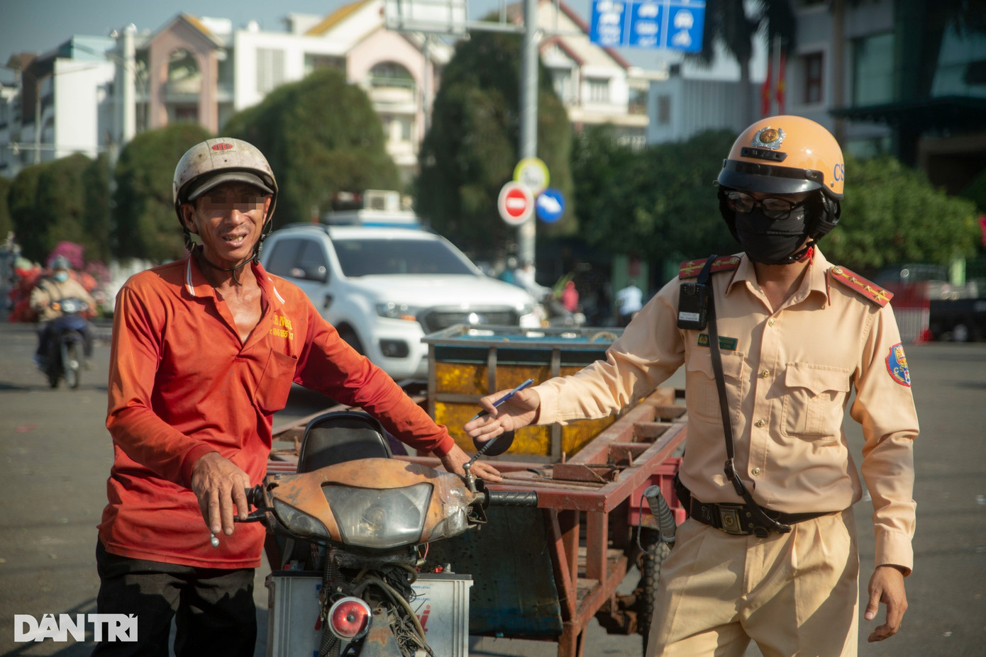 Khoảng 20 phút sau, tổ công tác tiếp tục phát hiện ông H.V.H. (50 tuổi, quê Đồng Tháp) điều khiển xe gắn máy kéo theo xe khác mà không có đèn tín hiệu, không có hệ thống báo hãm, không có gương chiếu hậu, đồng thời người này cũng không xuất trình được giấy đăng ký xe, giấy phép lái xe. Khoảng 20 phút sau, tổ công tác tiếp tục phát hiện ông H.V.H. (50 tuổi, quê Đồng Tháp) điều khiển xe gắn máy kéo theo xe khác mà không có đèn tín hiệu, không có hệ thống báo hãm, không có gương chiếu hậu, đồng thời người này cũng không xuất trình được giấy đăng ký xe, giấy phép lái xe.