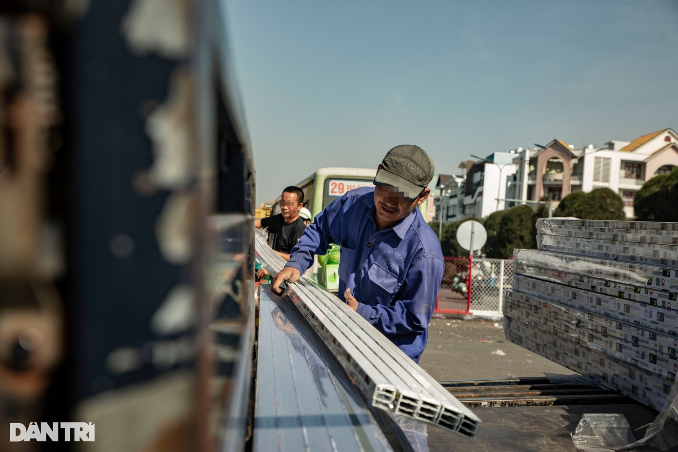 Ngay sau khi lập biên bản vi phạm hành chính, tổ công tác yêu cầu anh T. chuyển số hàng trên sang xe tải khác để đảm bảo an toàn giao thông trong khi vận tải hàng hóa. Ngay sau khi lập biên bản vi phạm hành chính, tổ công tác yêu cầu anh T. chuyển số hàng trên sang xe tải khác để đảm bảo an toàn giao thông trong khi vận tải hàng hóa.