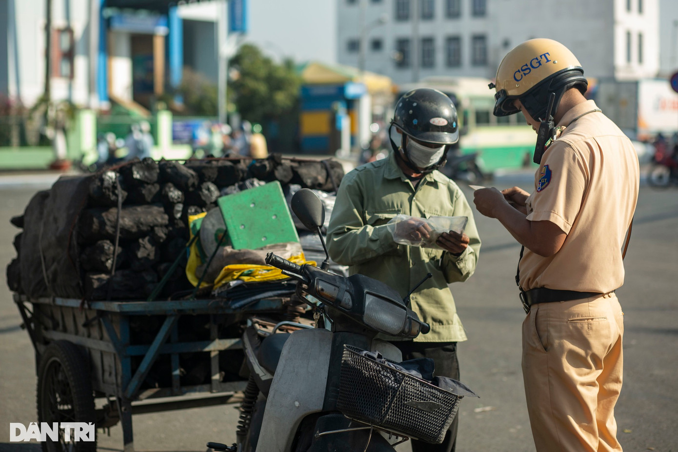 Theo Phòng PC08, thời điểm trước Tết Nguyên đán, lượng phương tiện, hàng hóa lưu thông rất lớn. Việc kiểm tra, xử lý các trường hợp vi phạm thường xuyên sẽ kéo giảm số vụ tai nạn giao thông liên quan đến việc chở hàng cồng kềnh, đảm bảo an toàn giao thông cho người dân vui chơi dịp Tết. Theo Phòng PC08, thời điểm trước Tết Nguyên đán, lượng phương tiện, hàng hóa lưu thông rất lớn. Việc kiểm tra, xử lý các trường hợp vi phạm thường xuyên sẽ kéo giảm số vụ tai nạn giao thông liên quan đến việc chở hàng cồng kềnh, đảm bảo an toàn giao thông cho người dân vui chơi dịp Tết.