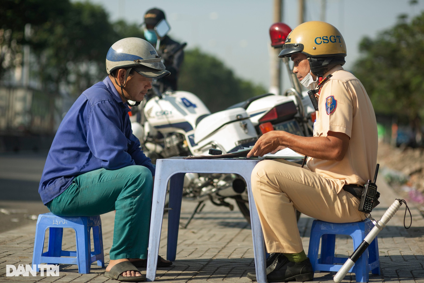 Lực lượng chức năng đã lập biên bản vi phạm hành chính đối với anh T., với lỗi vi phạm nói trên anh T. bị CSGT xử phạt 500.000 đồng. "Tôi được thuê chở số hàng này giao cho khách với giá 300.000 đồng. Biết là vi phạm nhưng không thể không chở. Đâu phải khi nào cũng có khách thuê đâu, cuộc sống mà", anh T. nói. Lực lượng chức năng đã lập biên bản vi phạm hành chính đối với anh T., với lỗi vi phạm nói trên anh T. bị CSGT xử phạt 500.000 đồng. "Tôi được thuê chở số hàng này giao cho khách với giá 300.000 đồng. Biết là vi phạm nhưng không thể không chở. Đâu phải khi nào cũng có khách thuê đâu, cuộc sống mà", anh T. nói.
