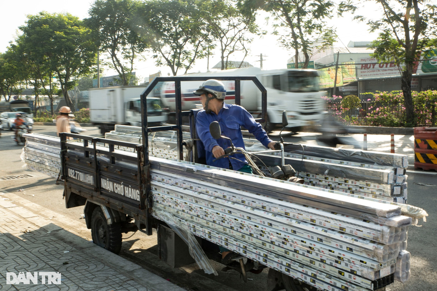 Ghi nhận của phóng viên Dân trí sáng 24/1, tại quốc lộ 1A đoạn qua chợ đầu mối Nông sản Thủ Đức, Đội Cảnh sát giao thông (CSGT) Bình Triệu lập chốt kiểm tra các xe mô tô, gắn máy không đảm bảo an toàn kỹ thuật, tự ý thay đổi kết cấu, kéo theo vật khác chở hàng vượt quá kích thước của xe theo quy định. Ghi nhận của phóng viên Dân trí sáng 24/1, tại quốc lộ 1A đoạn qua chợ đầu mối Nông sản Thủ Đức, Đội Cảnh sát giao thông (CSGT) Bình Triệu lập chốt kiểm tra các xe mô tô, gắn máy không đảm bảo an toàn kỹ thuật, tự ý thay đổi kết cấu, kéo theo vật khác chở hàng vượt quá kích thước của xe theo quy định.