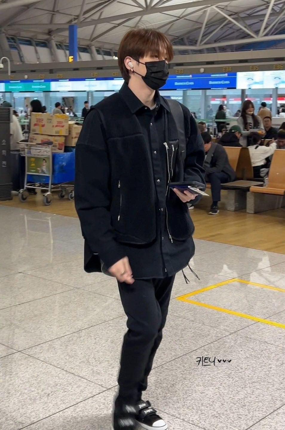 Khởi hành từ sân bay quốc tế Incheon, Kang Daniel diện cả cây đen sang Việt Nam. Cựu thành viên nhóm Wanna One sẽ biểu diễn tại đêm nhạc ở TPHCM tối nay (21/10).