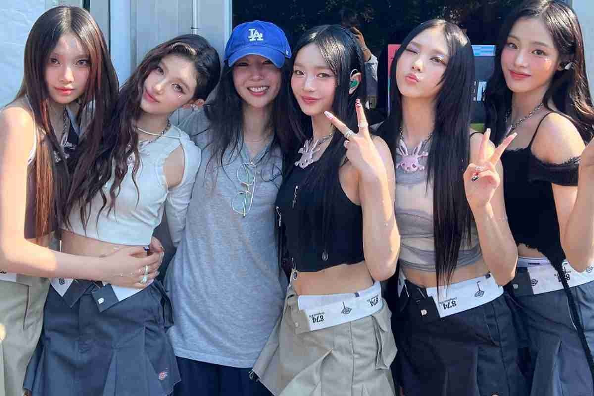 NewJeans - một trong những nhóm nữ nổi bật nhất Kpop nhất năm 2024, còn Min Hee Jin (đội mũ) được xem là &quot;kiến trúc sư&quot; đằng sau thành công của nhóm.