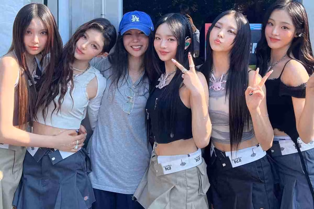 NewJeans - một trong những nhóm nữ nổi bật nhất Kpop nhất năm 2024, còn Min Hee Jin (đội mũ) được xem là "kiến trúc sư" đằng sau thành công của nhóm. NewJeans - một trong những nhóm nữ nổi bật nhất Kpop nhất năm 2024, còn Min Hee Jin (đội mũ) được xem là "kiến trúc sư" đằng sau thành công của nhóm.