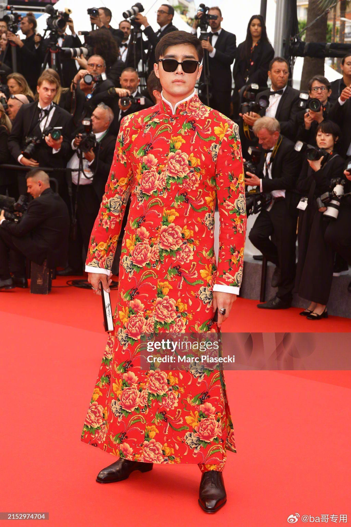 TikToker Miles Moretti đi thảm đỏ với bộ đồ họa tiết chăn con công. Các blogger Trung Quốc chỉ ra anh bị an ninh thúc giục rời thảm đỏ nhiều lần. Ảnh: Getty.