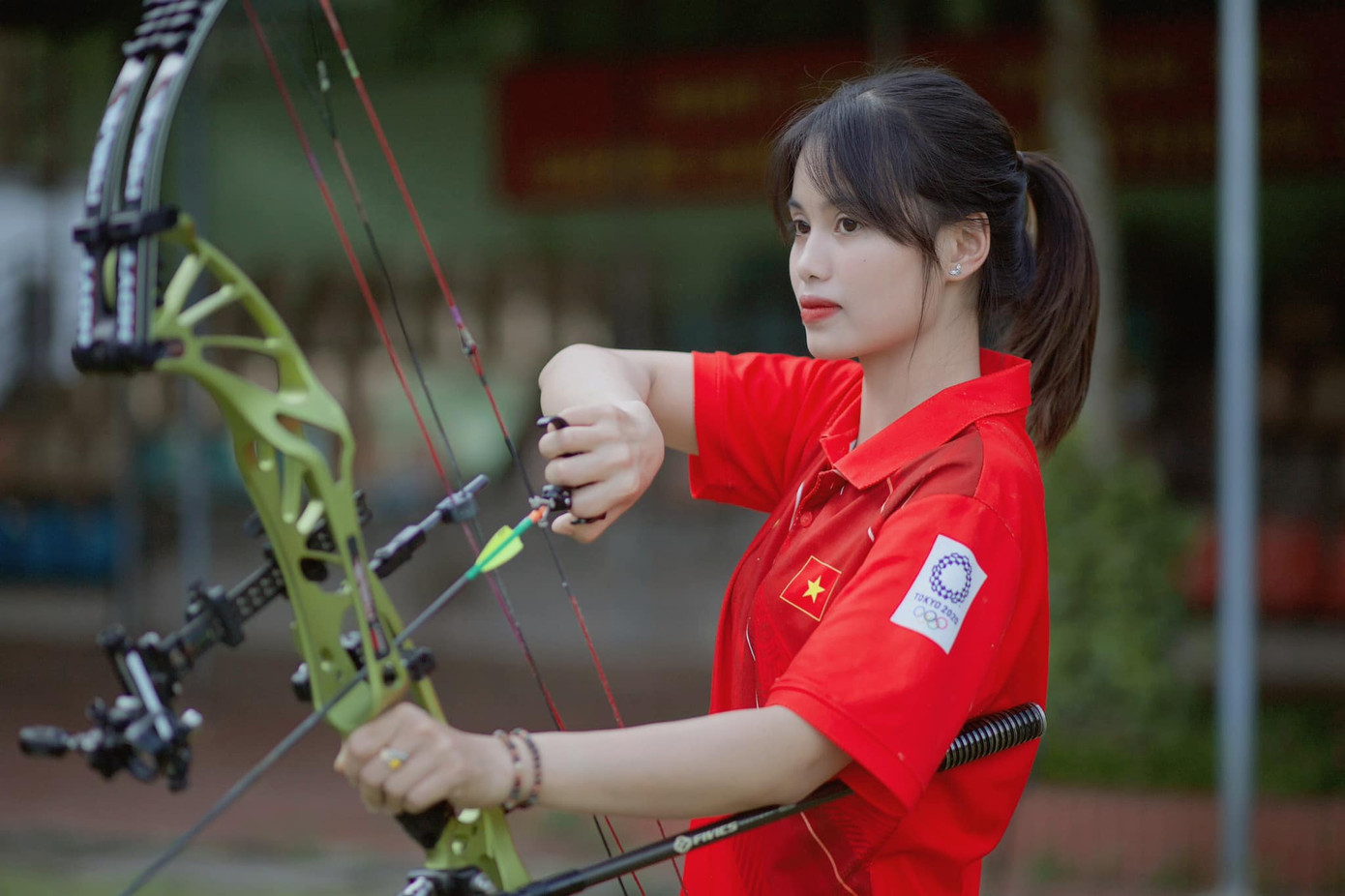 Ngày 25/7, đoàn thể thao Việt Nam ra quân tại Olympic Paris 2024. Cung thủ Đỗ Thị Ánh Nguyệt gây chú ý khi &quot;mở hàng&quot; cho thể thao Việt Nam tại Olympic. Cô thi đấu vòng loại xếp hạng nội dung cá nhân cung 1 dây.