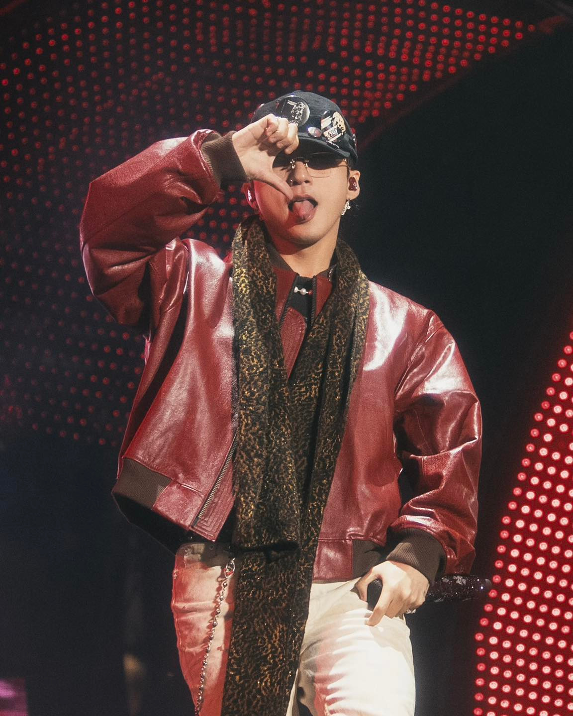 Sơn Tùng hẹn fan đi dạo bằng xích lô ở Hồ Gươm. Sơn Tùng hẹn fan đi dạo bằng xích lô ở Hồ Gươm.