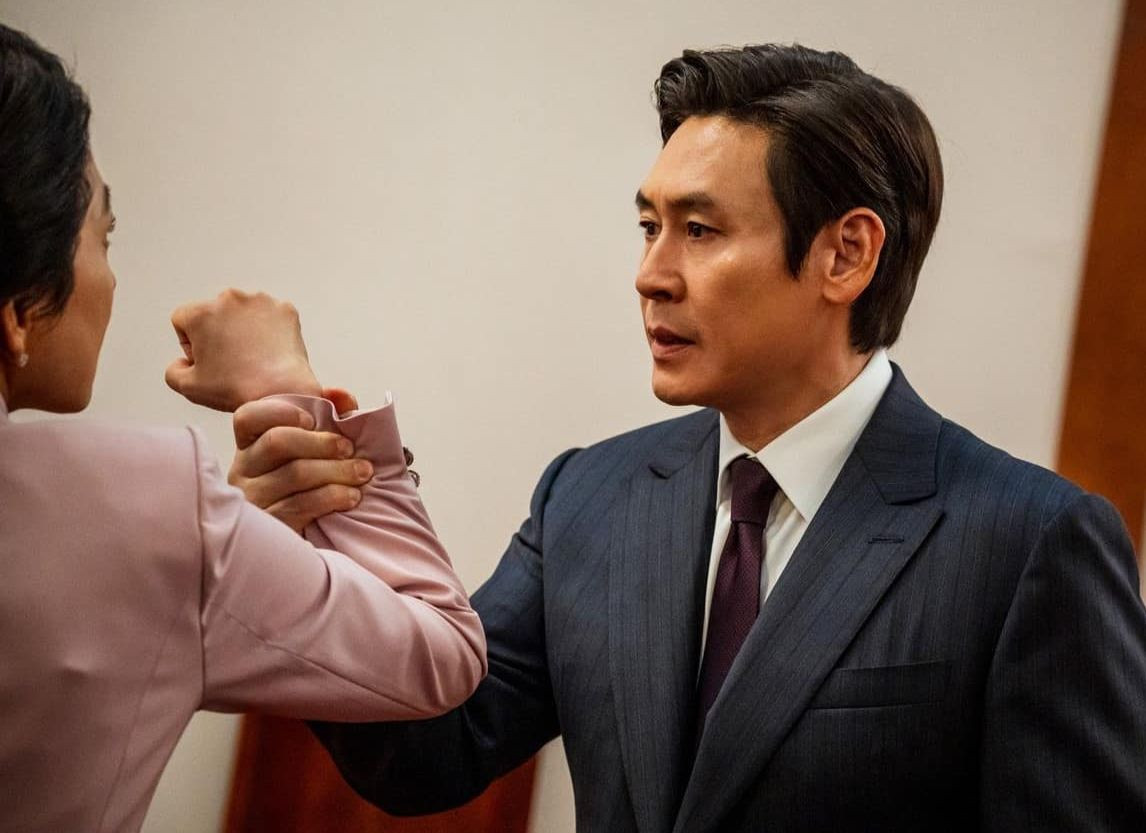 Khi Tổng thống Jang rơi vào tình trạng hôn mê, cuộc đấu tranh quyền lực giữa Dong Ho và Soo Jin nhanh chóng nổ ra khi mỗi người đều cố gắng lợi dụng sự bất lực của Tổng thống để đạt được mục tiêu của riêng mình. Khi Tổng thống Jang rơi vào tình trạng hôn mê, cuộc đấu tranh quyền lực giữa Dong Ho và Soo Jin nhanh chóng nổ ra khi mỗi người đều cố gắng lợi dụng sự bất lực của Tổng thống để đạt được mục tiêu của riêng mình.