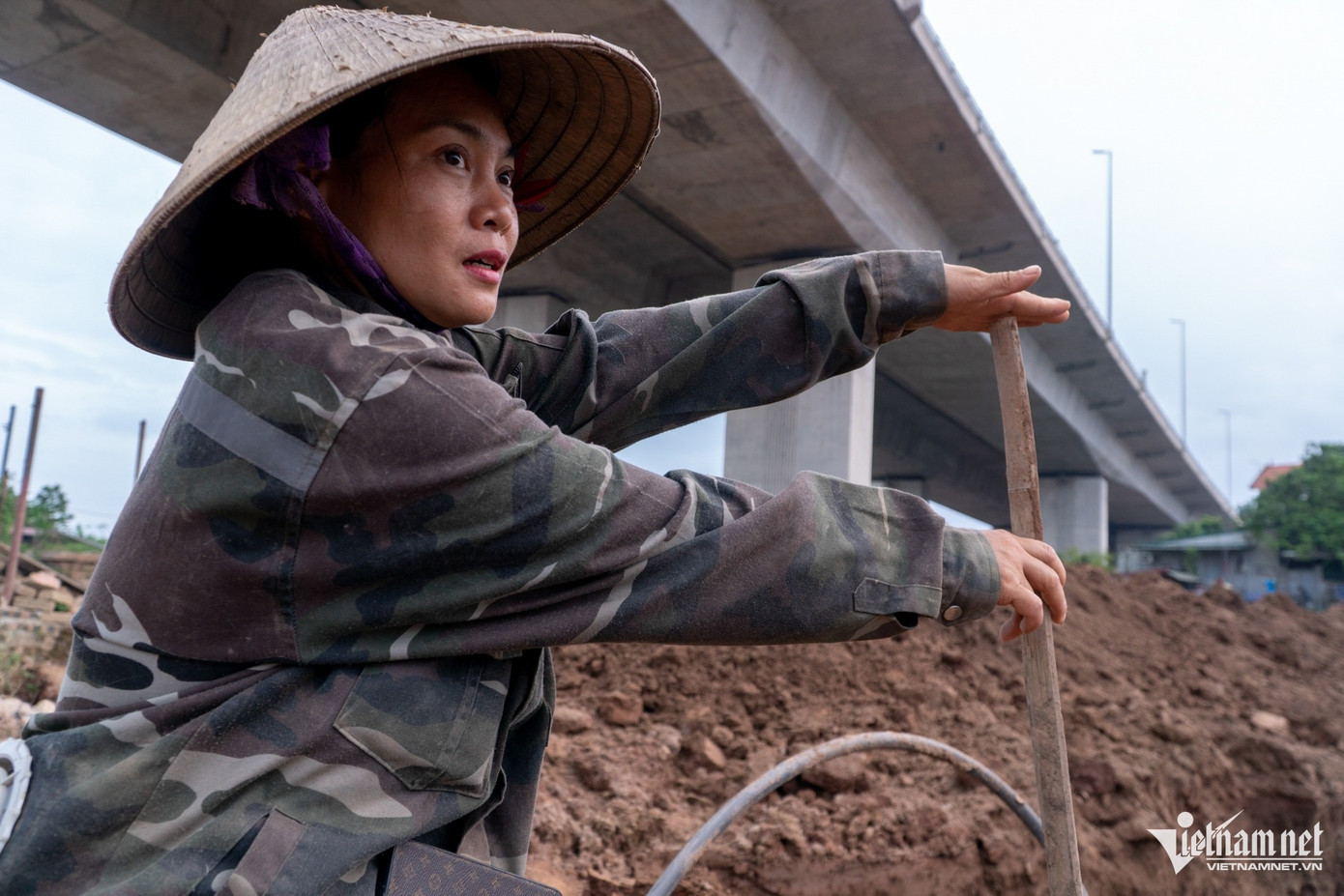 Các cây đào đã chết có rễ cắm rất sâu nên chị Thúy phải thuê máy xúc đánh gốc với giá hơn 3 triệu đồng/ngày để bắt đầu quá trình cải tạo vườn. Hiện tại, nhiều hộ dân cần làm đất gấp nên máy xúc phục vụ không xuể, rất khó thuê. Các cây đào đã chết có rễ cắm rất sâu nên chị Thúy phải thuê máy xúc đánh gốc với giá hơn 3 triệu đồng/ngày để bắt đầu quá trình cải tạo vườn. Hiện tại, nhiều hộ dân cần làm đất gấp nên máy xúc phục vụ không xuể, rất khó thuê.