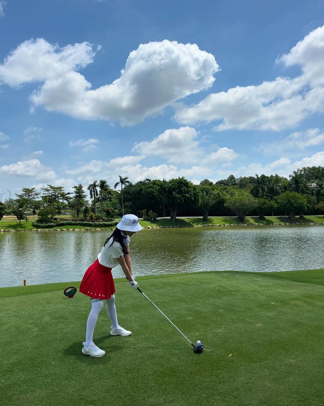 Hồi tháng 9, nữ diễn viên đến TPHCM chơi golf. Cô không nói rõ địa điểm nhưng người hâm mộ vẫn nhận ra Ji Yeon đến Việt Nam. Hồi tháng 9, nữ diễn viên đến TPHCM chơi golf. Cô không nói rõ địa điểm nhưng người hâm mộ vẫn nhận ra Ji Yeon đến Việt Nam.