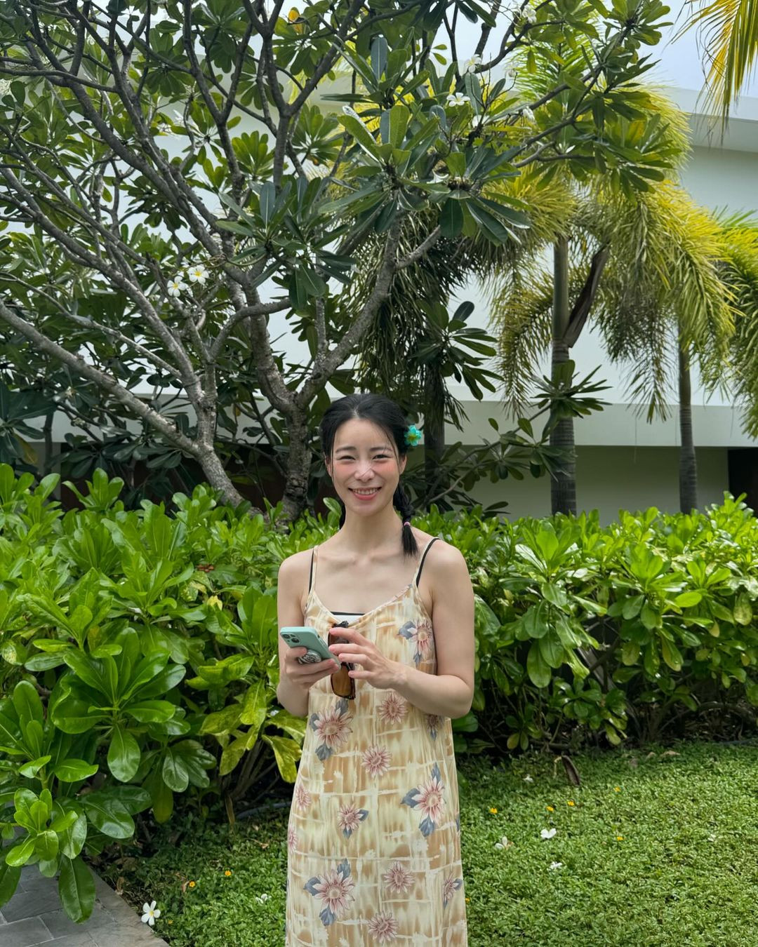 Trên trang cá nhân có hơn 2,5 triệu người theo dõi, diễn viên Lim Ji Yeon chia sẻ bộ hình du lịch ở Nha Trang, Việt Nam. Bài đăng của cô hút hơn 300.000 lượt tương tác từ cư dân mạng. Nhiều khán giả Việt để lại lời chào mừng nữ diễn viên đến thành phố biển nghỉ dưỡng. Trên trang cá nhân có hơn 2,5 triệu người theo dõi, diễn viên Lim Ji Yeon chia sẻ bộ hình du lịch ở Nha Trang, Việt Nam. Bài đăng của cô hút hơn 300.000 lượt tương tác từ cư dân mạng. Nhiều khán giả Việt để lại lời chào mừng nữ diễn viên đến thành phố biển nghỉ dưỡng.