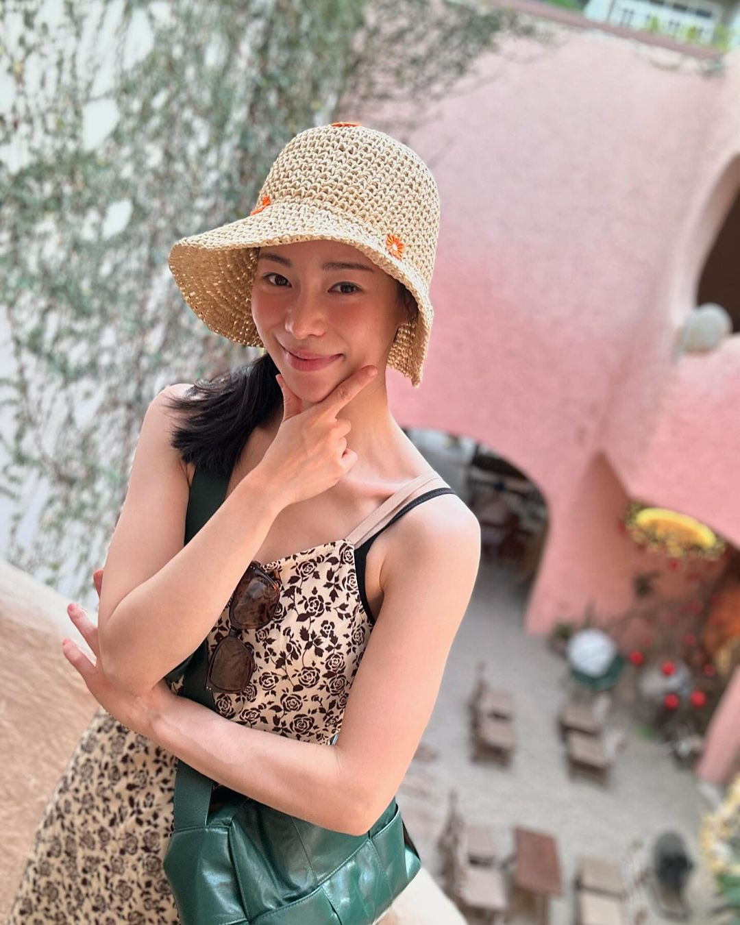 Nữ diễn viên ghé qua quán cà phê và chụp hình check-in cùng chiếc mũ cói mua được ở chợ địa phương. Nữ diễn viên ghé qua quán cà phê và chụp hình check-in cùng chiếc mũ cói mua được ở chợ địa phương.