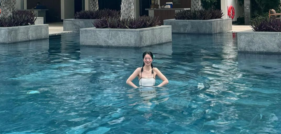 Ji Yeon chọn đồ bơi khá kín đáo trong khu nghỉ dưỡng. Ji Yeon chọn đồ bơi khá kín đáo trong khu nghỉ dưỡng.