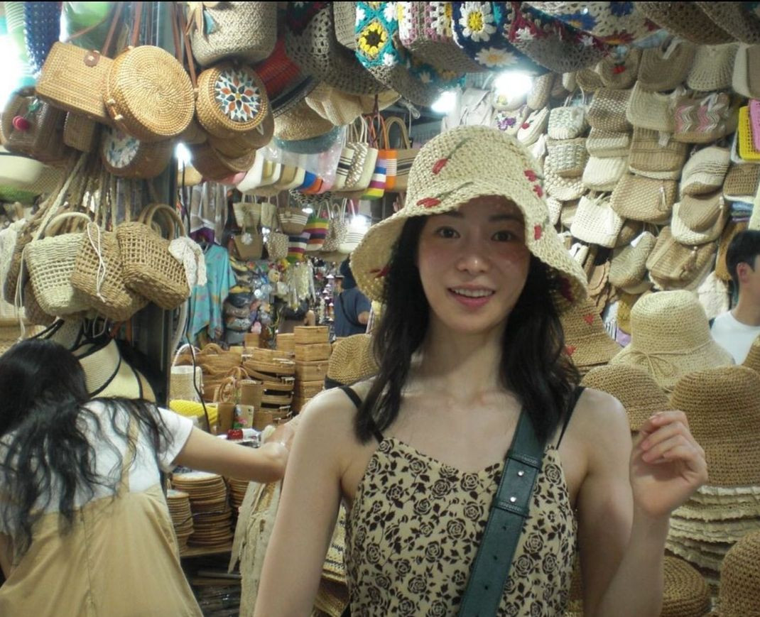 Ngôi sao sinh năm 1990 lựa chọn trang phục thoải mái, chủ yếu là váy suông hai dây, để tóc xõa ngang vai. Cô thăm thú chợ địa phương và mua được mũ cói ưng ý. Ngôi sao sinh năm 1990 lựa chọn trang phục thoải mái, chủ yếu là váy suông hai dây, để tóc xõa ngang vai. Cô thăm thú chợ địa phương và mua được mũ cói ưng ý.