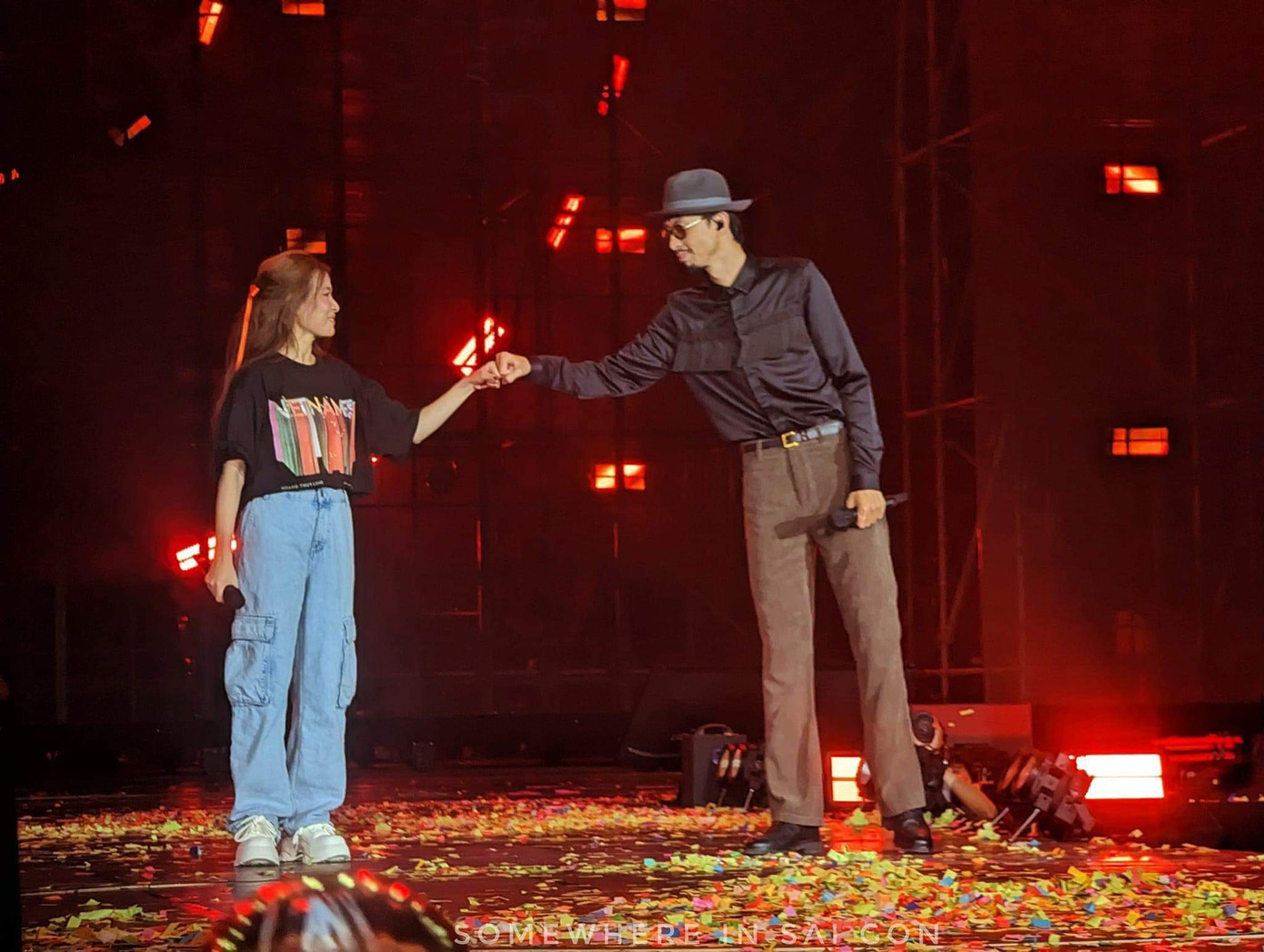 Hai nghệ sĩ tương tác trên sân khấu trong tiếng reo hò của khán giả. Ảnh: BTC.