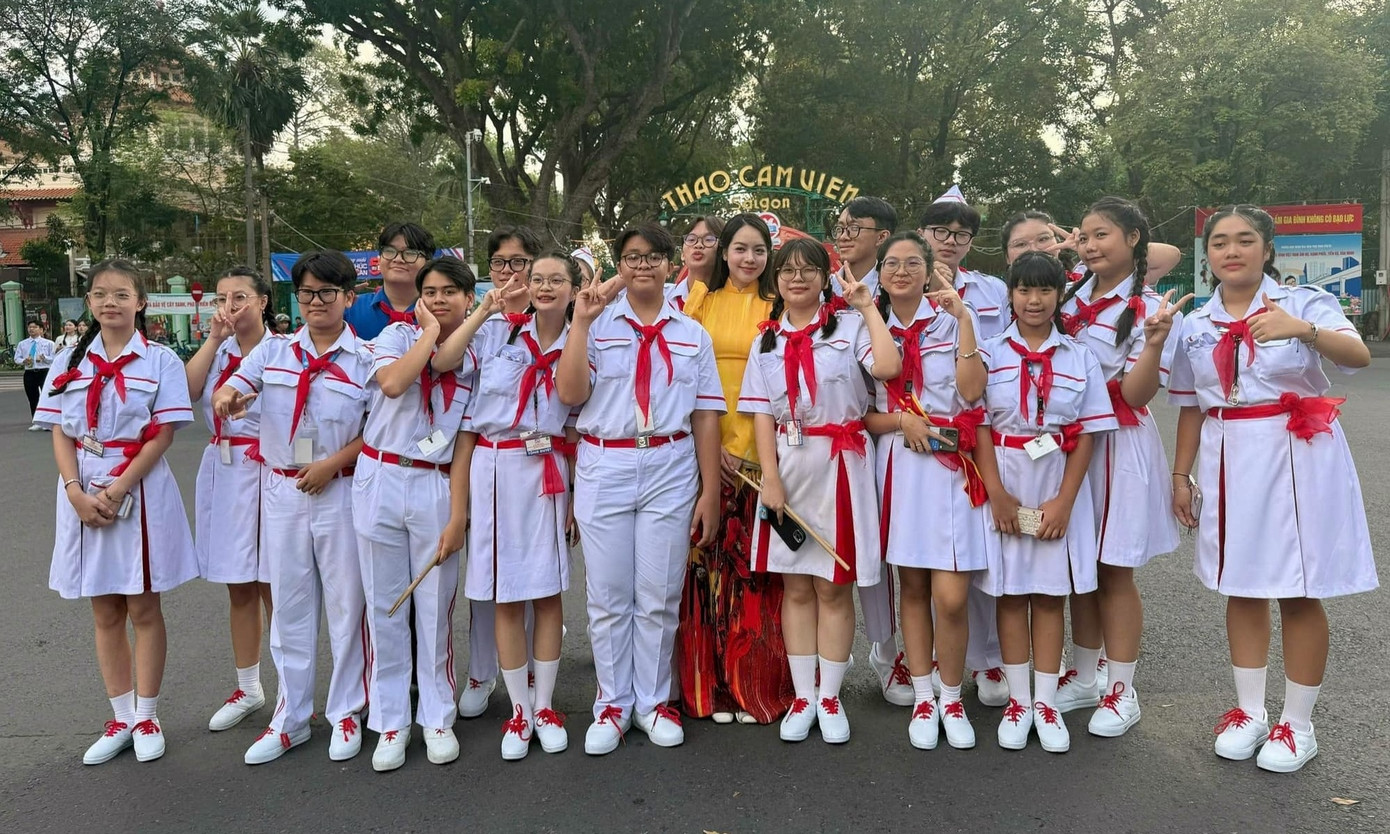 Hoa hậu Thanh Thủy cũng trong đoàn thuộc khối văn nghệ sĩ tiêu biểu TPHCM. Người đẹp háo hức chờ đợi ngày hội này từ nhiều tuần trước. Hoa hậu Thanh Thủy cũng trong đoàn thuộc khối văn nghệ sĩ tiêu biểu TPHCM. Người đẹp háo hức chờ đợi ngày hội này từ nhiều tuần trước.