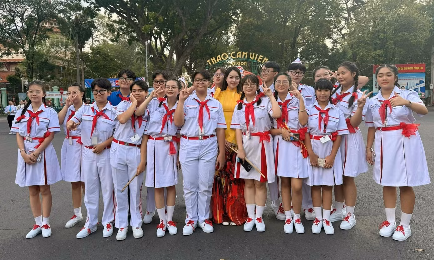 Hoa hậu Thanh Thủy cũng trong đoàn thuộc khối văn nghệ sĩ tiêu biểu TPHCM. Người đẹp háo hức chờ đợi ngày hội này từ nhiều tuần trước. Hoa hậu Thanh Thủy cũng trong đoàn thuộc khối văn nghệ sĩ tiêu biểu TPHCM. Người đẹp háo hức chờ đợi ngày hội này từ nhiều tuần trước.