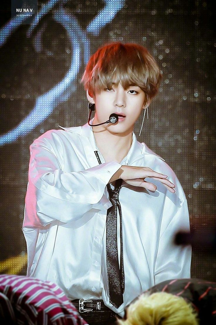 V cũng là chủ nhân của chiếc SUV Genesis GV80 trị giá 70.900 USD. Nam ca sĩ say mê chiếc xe khi quay tập phim Run BTS và sau đó đã tự mua cho mình một chiếc.